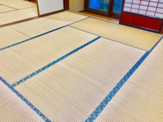 The tatami border—the spot you aren't supposed to step on—is way too close.