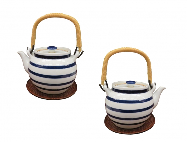 Why is the lid of a Japanese teapot so unshakable?
