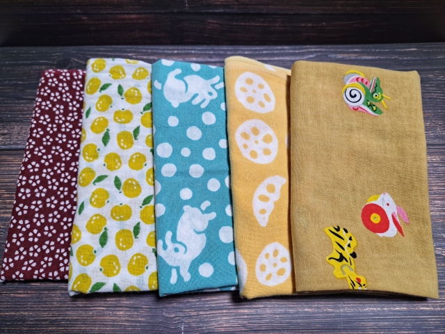 カラフルな柄の手ぬぐいが並んでいる写真