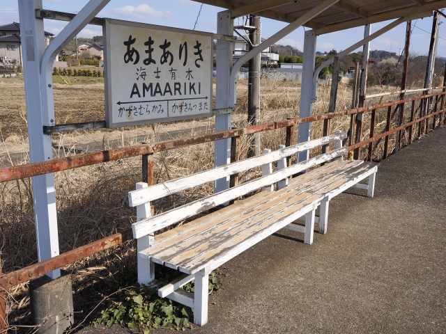 An empty bench